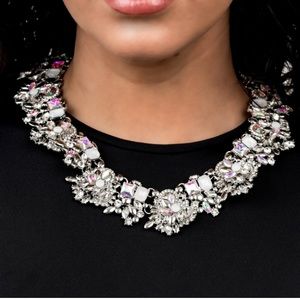 Exceptional Zi collection necklace with earrings